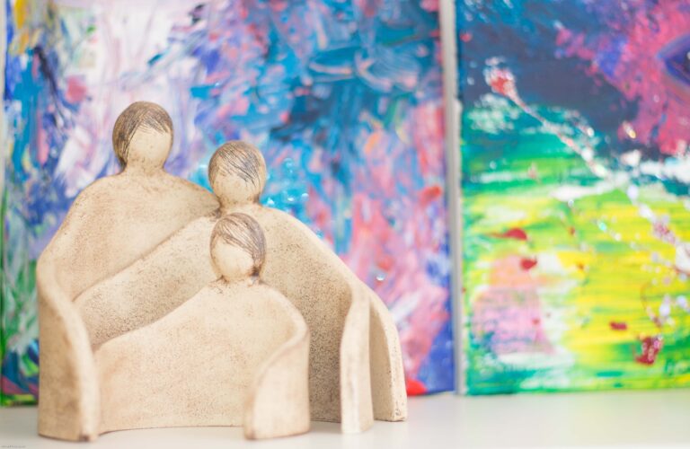Steinfiguren Familie vor abstraktem Bild